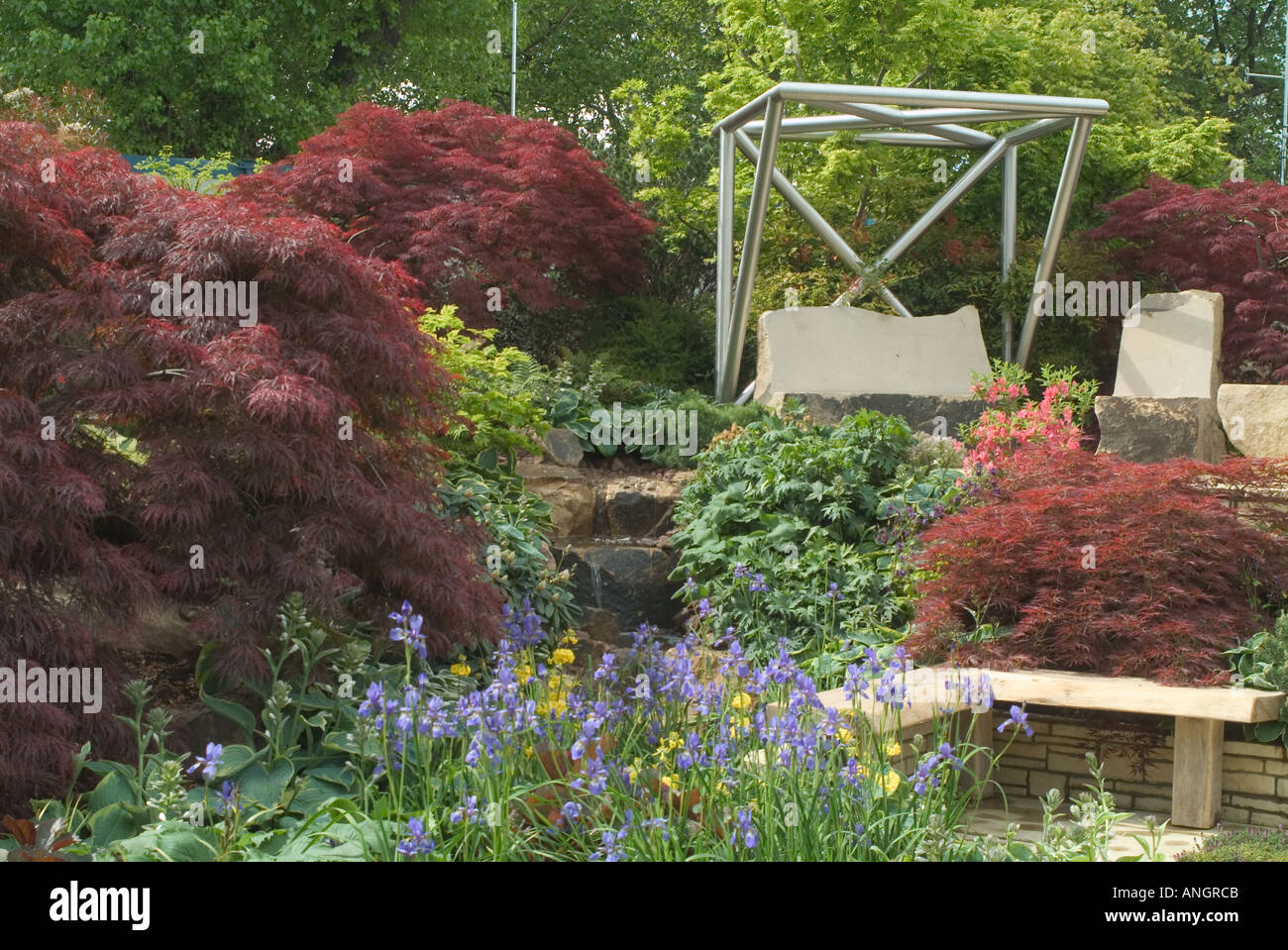 Il Bradstone Spring Garden at Chelsea Flower Show 2005 progettato da Alan Sargent Foto Stock