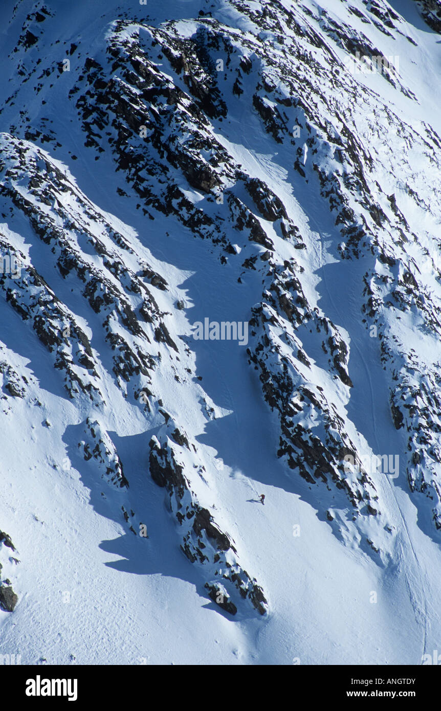 La donna lo snowboard in paese indietro di Golden, British Columbia, Canada. Foto Stock