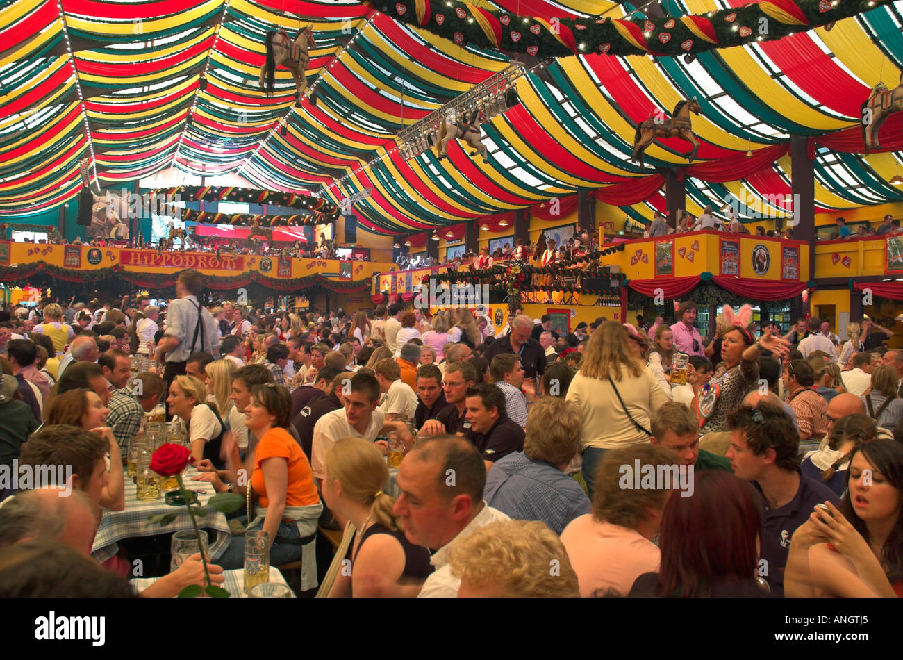 La birra tenda, Theresienwiese Oktoberfest Monaco di Baviera, Germania Foto Stock