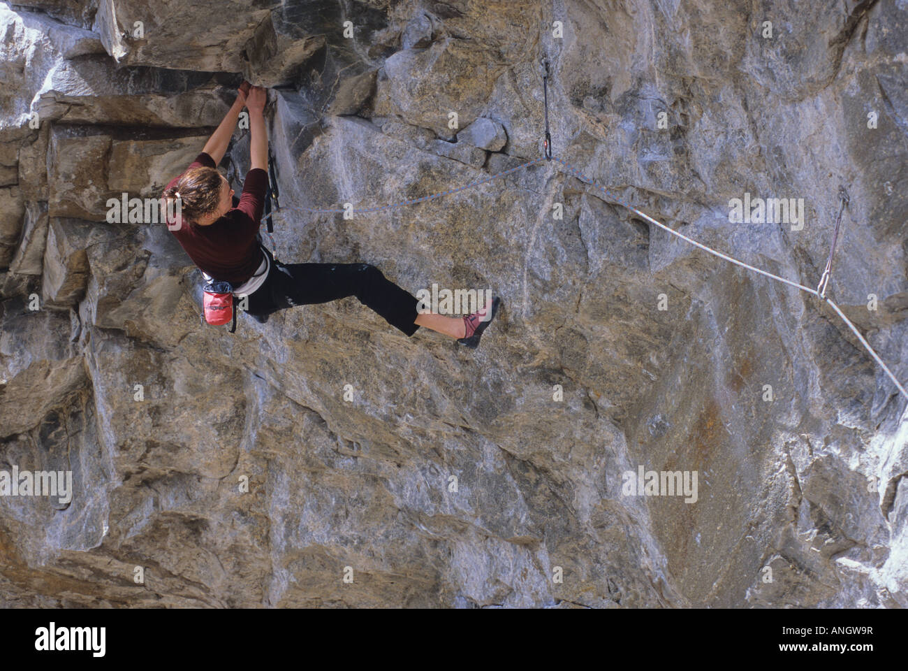 La donna non arrampicata Fade Away 5.12un'onda parete Skaha Bluffs Penticton, British Columbia, Canada. Foto Stock