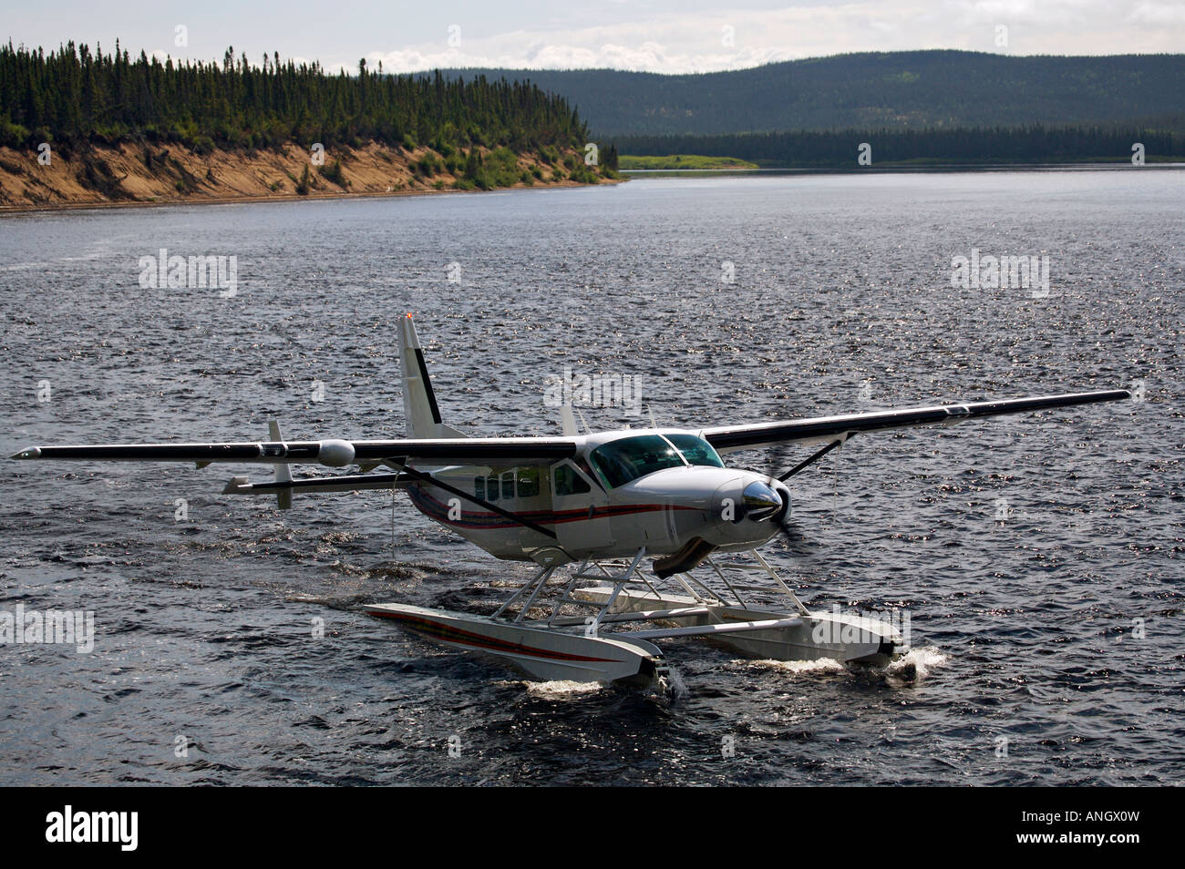 Cessna Caravan anfibio atterraggio aereo su Eagle River a Rifflin'Attacco  Lodge nel sud del Labrador, Terranova e Labrador, C Foto stock - Alamy