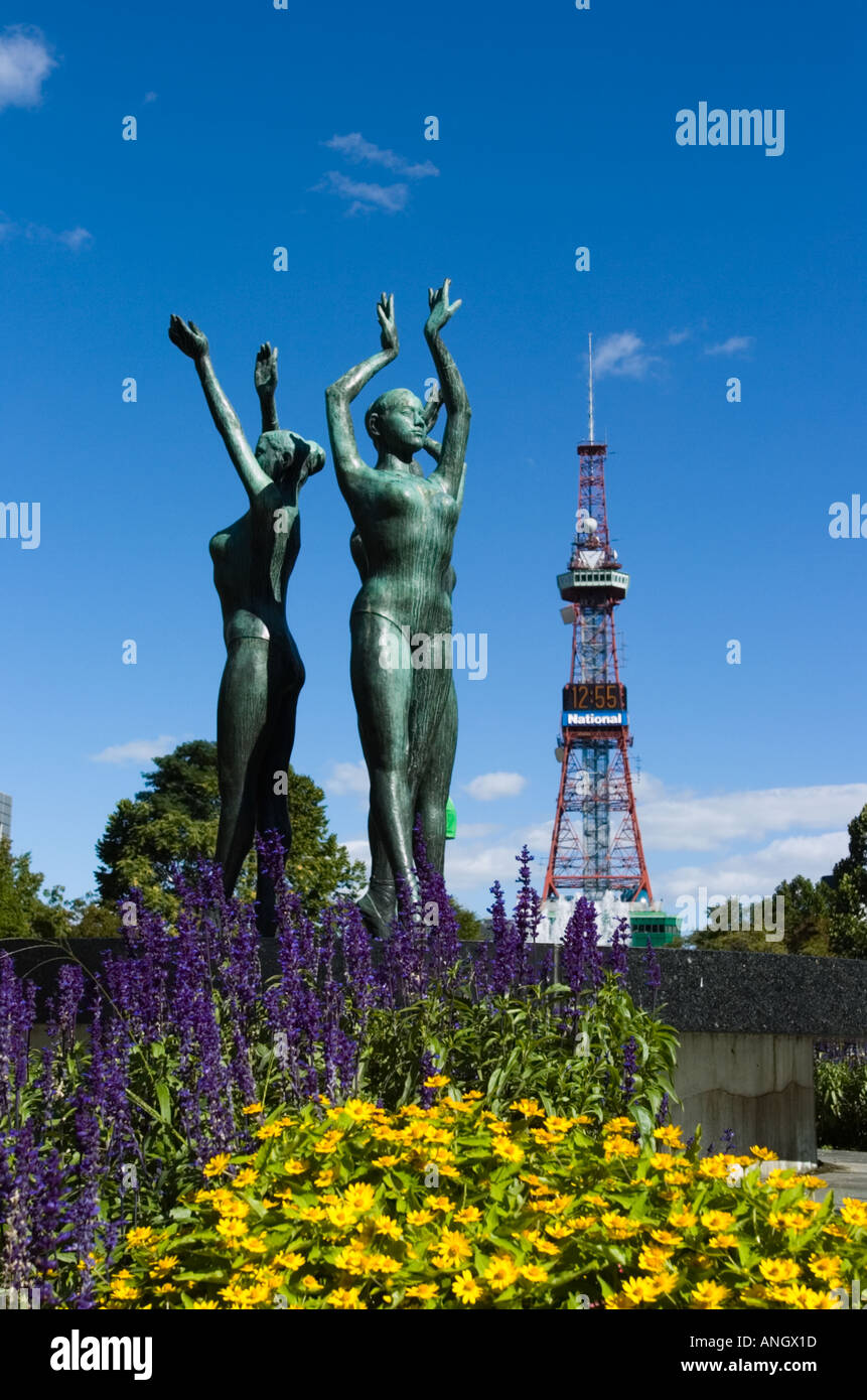 La scultura e la torre della televisione nel parco Odori nel centro di Sapporo in Giappone Foto Stock