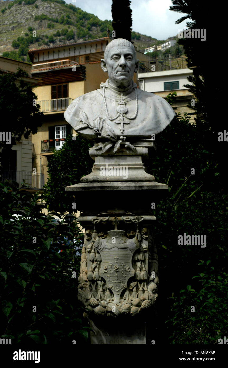 Piazza di Monreale Vescovo scultura Sicilia Italia Foto Stock