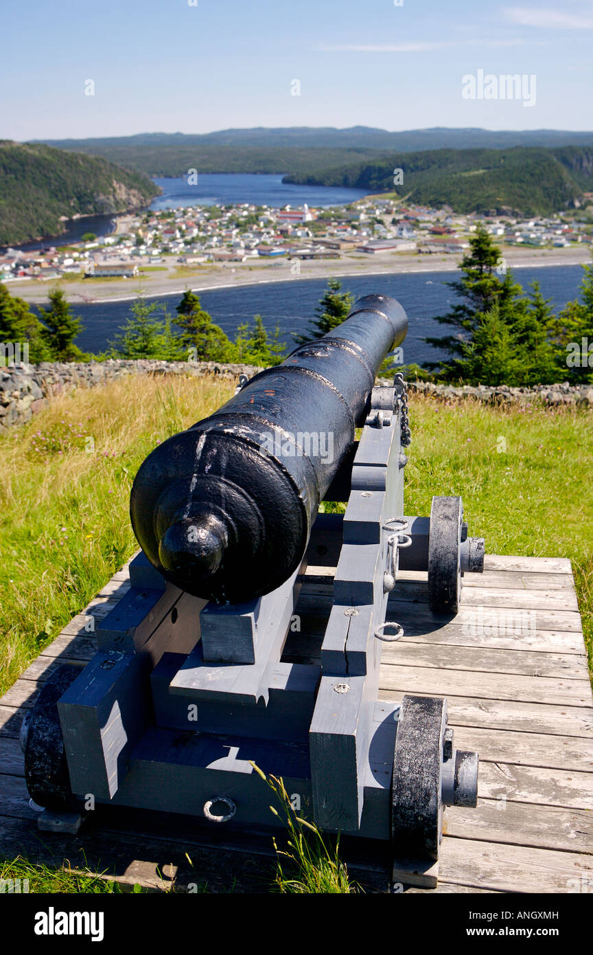 Pistola di cannone di Fort Royal presso la Collina del Castello Sito Storico Nazionale che si affaccia sulla città di Placentia, il capo a riva, Placentia Foto Stock