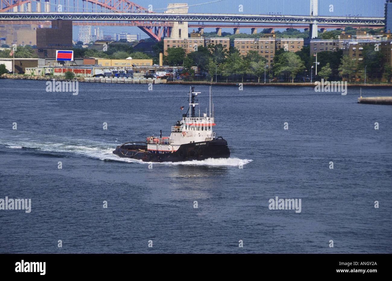 Tugboat New York City, East River. Roosevelt Island e Robert F Kennedy Bridge sullo sfondo. Commercio e industria a New York USA. Foto Stock