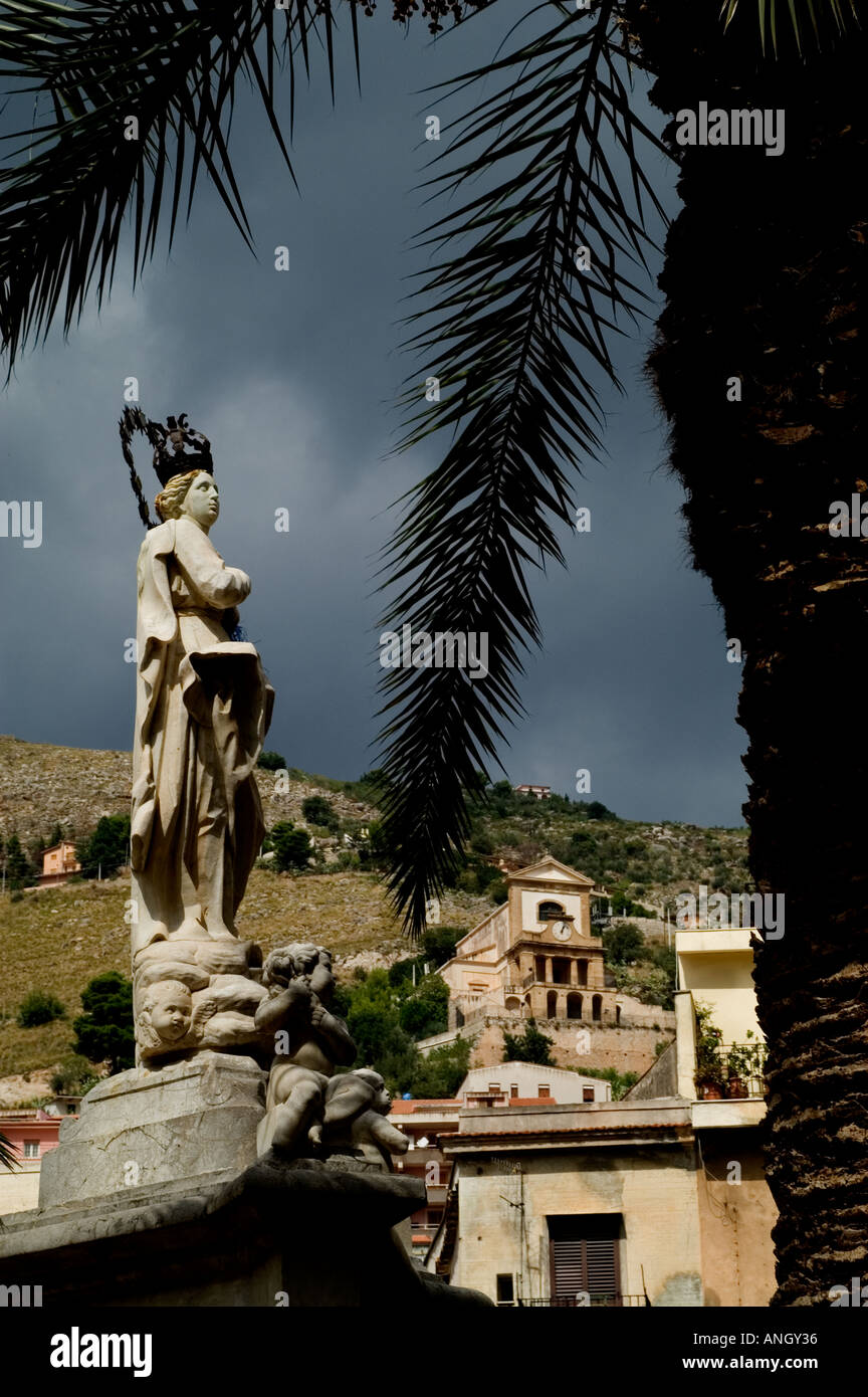 Monreale albero quadrato cultura giardino Sicilia Italia Foto Stock
