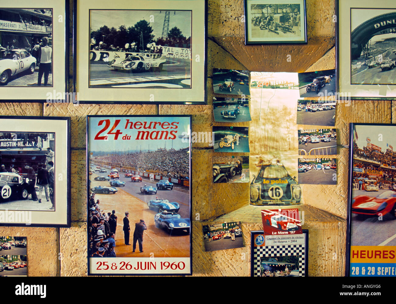 Vecchie foto in un cafe, Le Mans, Pays de la Loire, Francia Foto Stock
