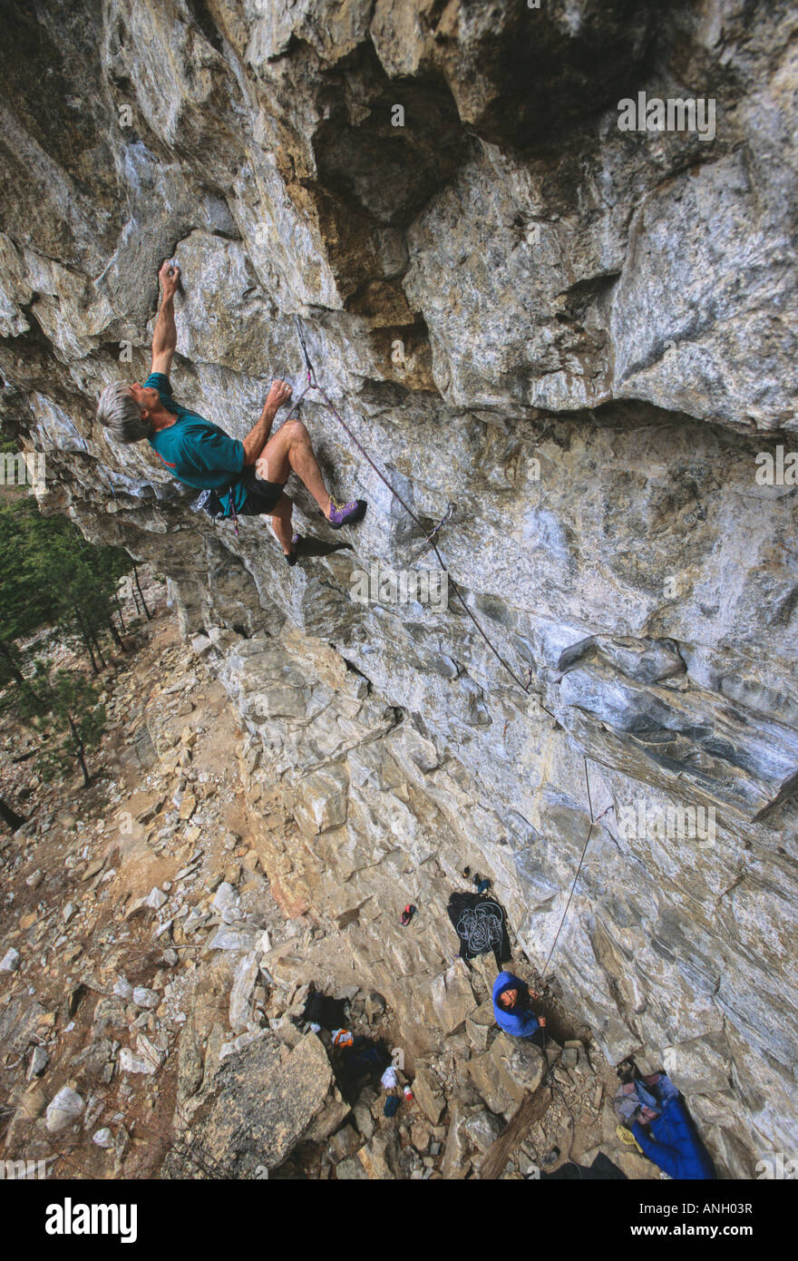 Lindsay Eltis la scalata di questa vita mortale 5.12d sulla parete d'onda Skaha Bluffs, Penticton, British Columbia, Canada. Foto Stock