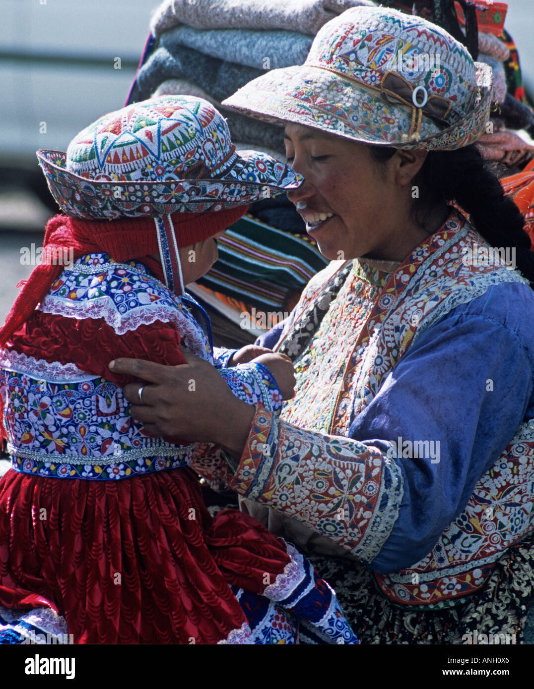 Tradizionalmente un vestito Cabana madre e figlia in Perù Colca Valley dove diversi popoli indossare costumi distintivo Foto Stock