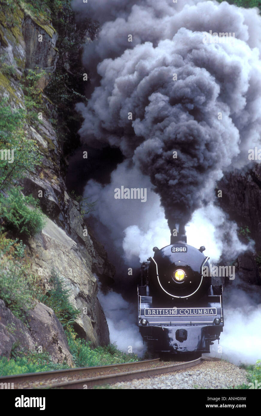 Il Royal Hudson treno a vapore che fuoriesce da un tunnel, British Columbia, Canada. Foto Stock