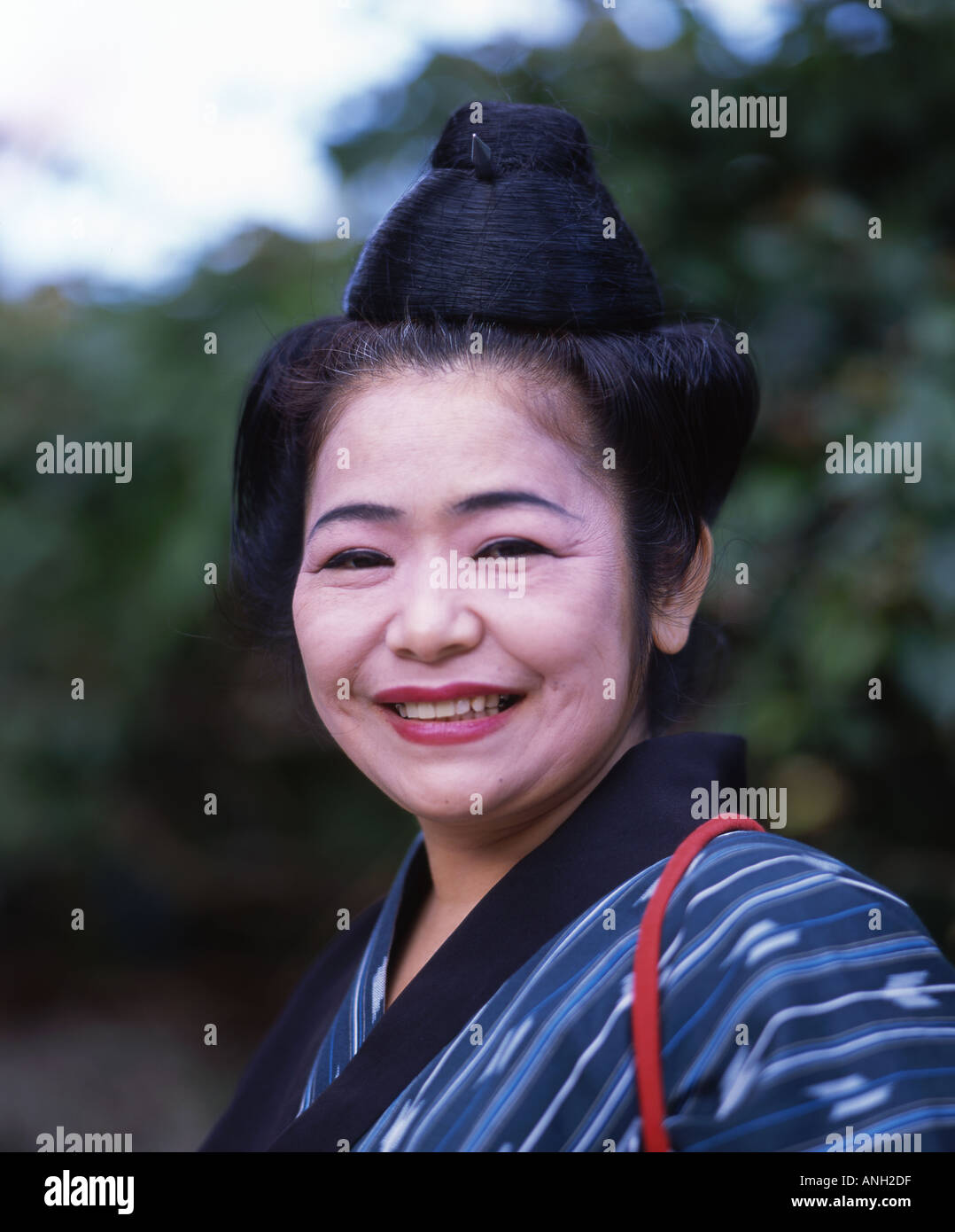 Anziana donna di Okinawa con il tradizionale stile di capelli, Okinawa, in Giappone Foto Stock