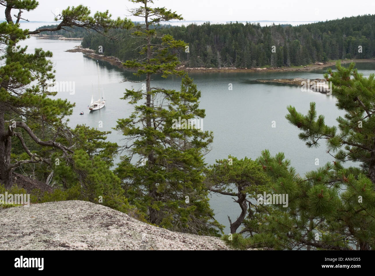 Barca a vela ormeggiata in un bay off Vinalhaven Isola, Maine. Foto Stock