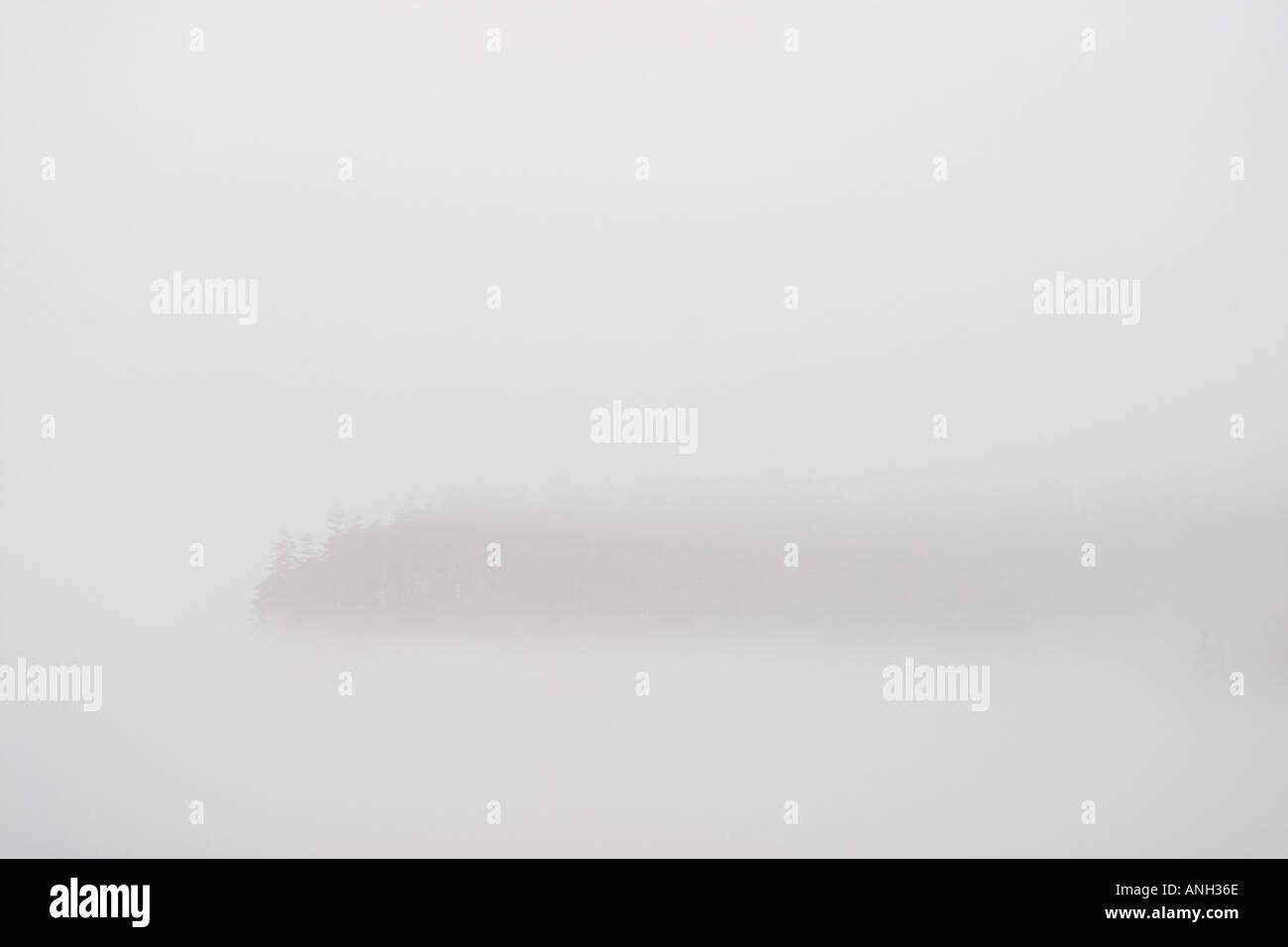 Nebbia avvolta isola vista da Vinalhaven Isola, Maine. Foto Stock