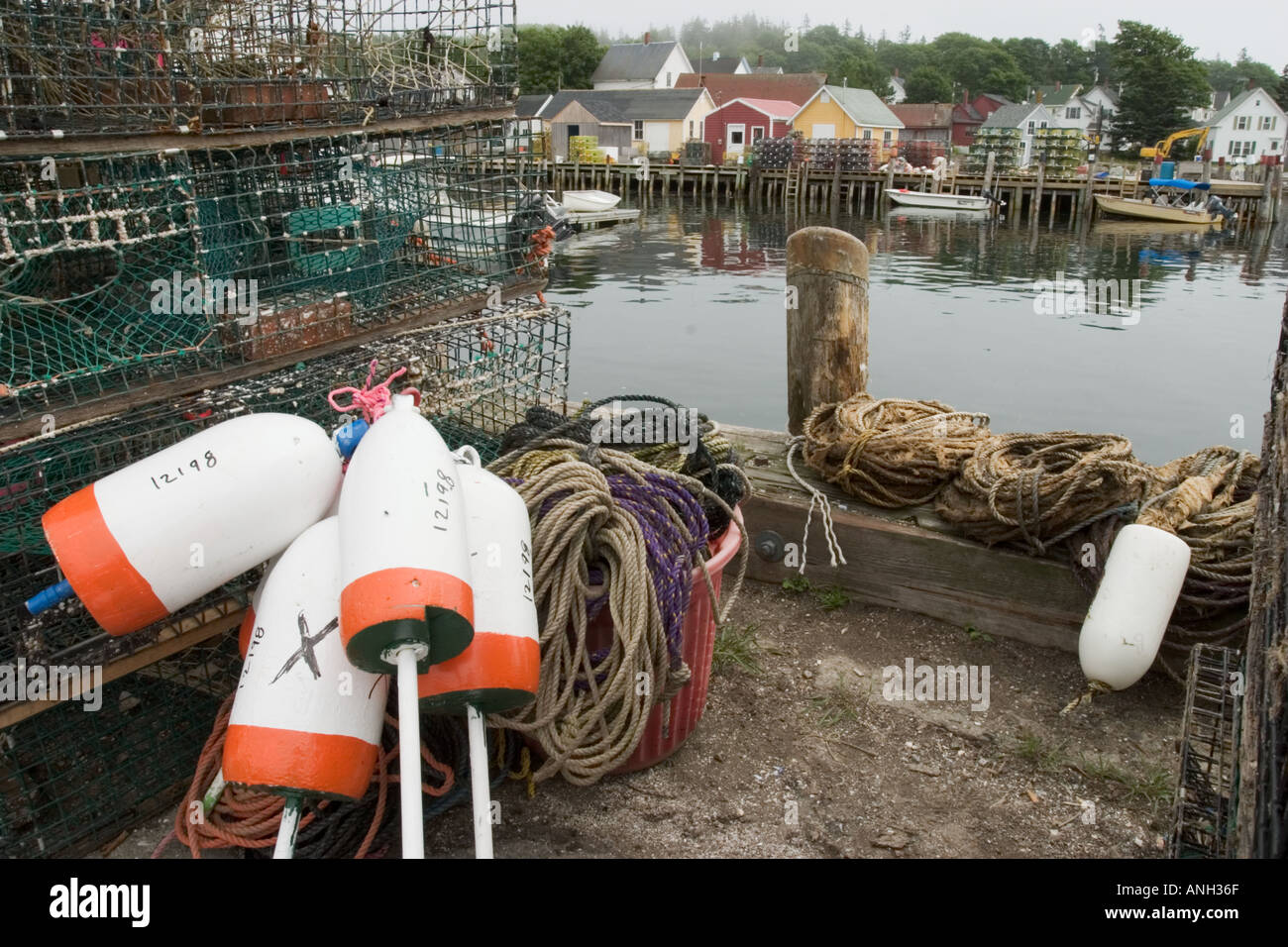 Boe di aragosta e trappole su un approdo nel porto di Vinalhaven, Vinalhaven Isola, Maine. Foto Stock