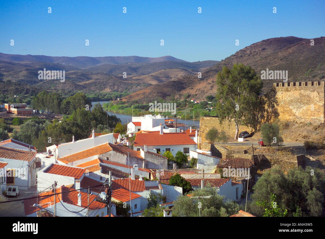 Castle & Rio Guadiana, Alcoutim, Algarve, PORTOGALLO Foto Stock