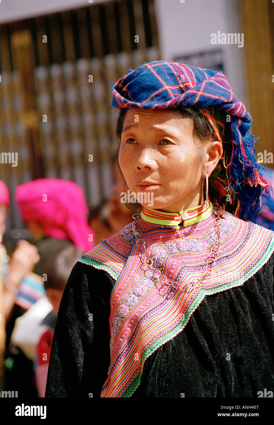 Ritratto di una donna della tribù Hmong in abito tradizionale al mercato di BacHa Vietnam del Nord Foto Stock