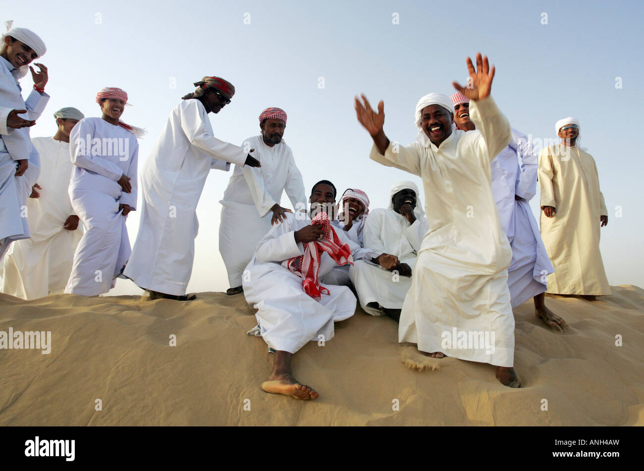 Gruppo di uomini arabi nel deserto Foto Stock