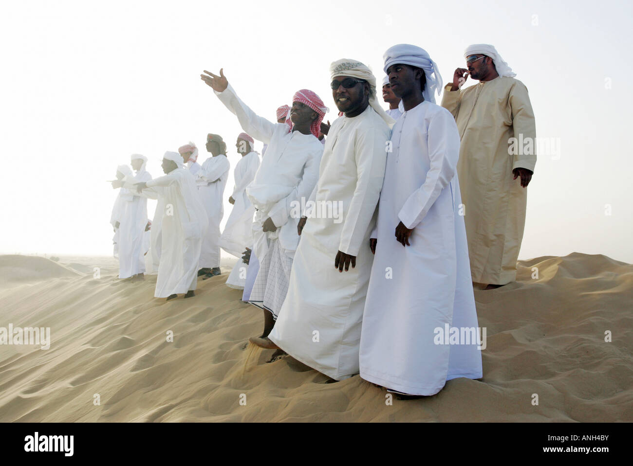 Gruppo di uomini arabi nel deserto Foto Stock