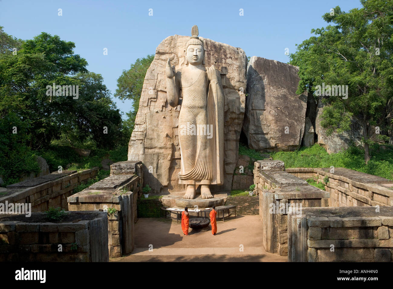 Il gigante in piedi Aukana Buddha, Aukana, Sri Lanka Foto Stock