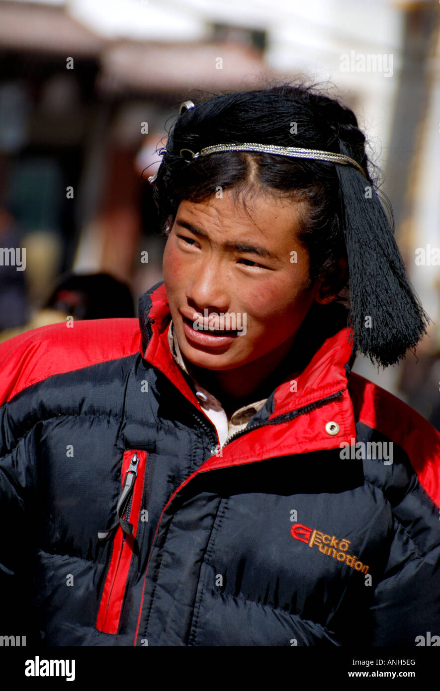 Un ragazzo tibetano in lamasery pregando Family Safety e buona fortuna . Foto Stock
