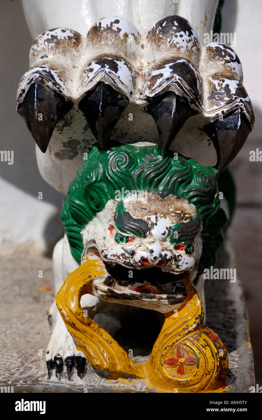 Un santo leone di pietra nel tempio buddista. Foto Stock