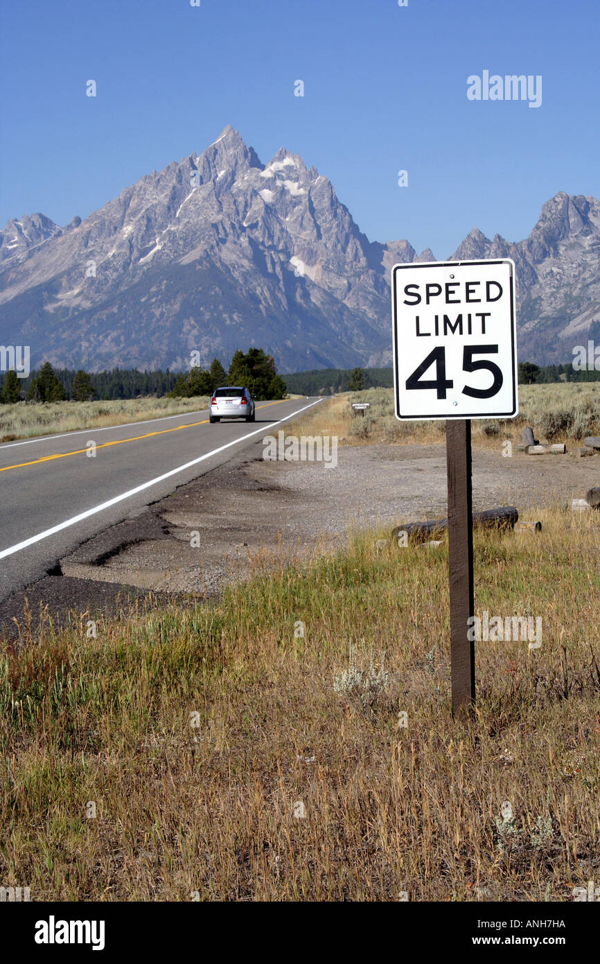 Il limite massimo di velocità su strada sul segno di una Grand Teton autostrada, Wyoming USA Foto Stock