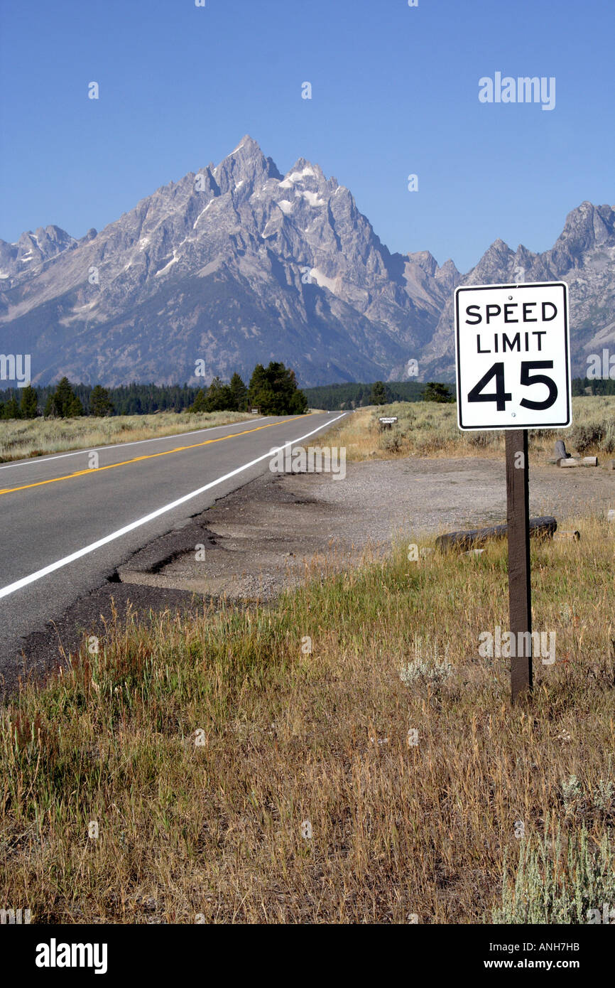 Il limite massimo di velocità su strada sul segno di una Grand Teton autostrada, Wyoming USA Foto Stock