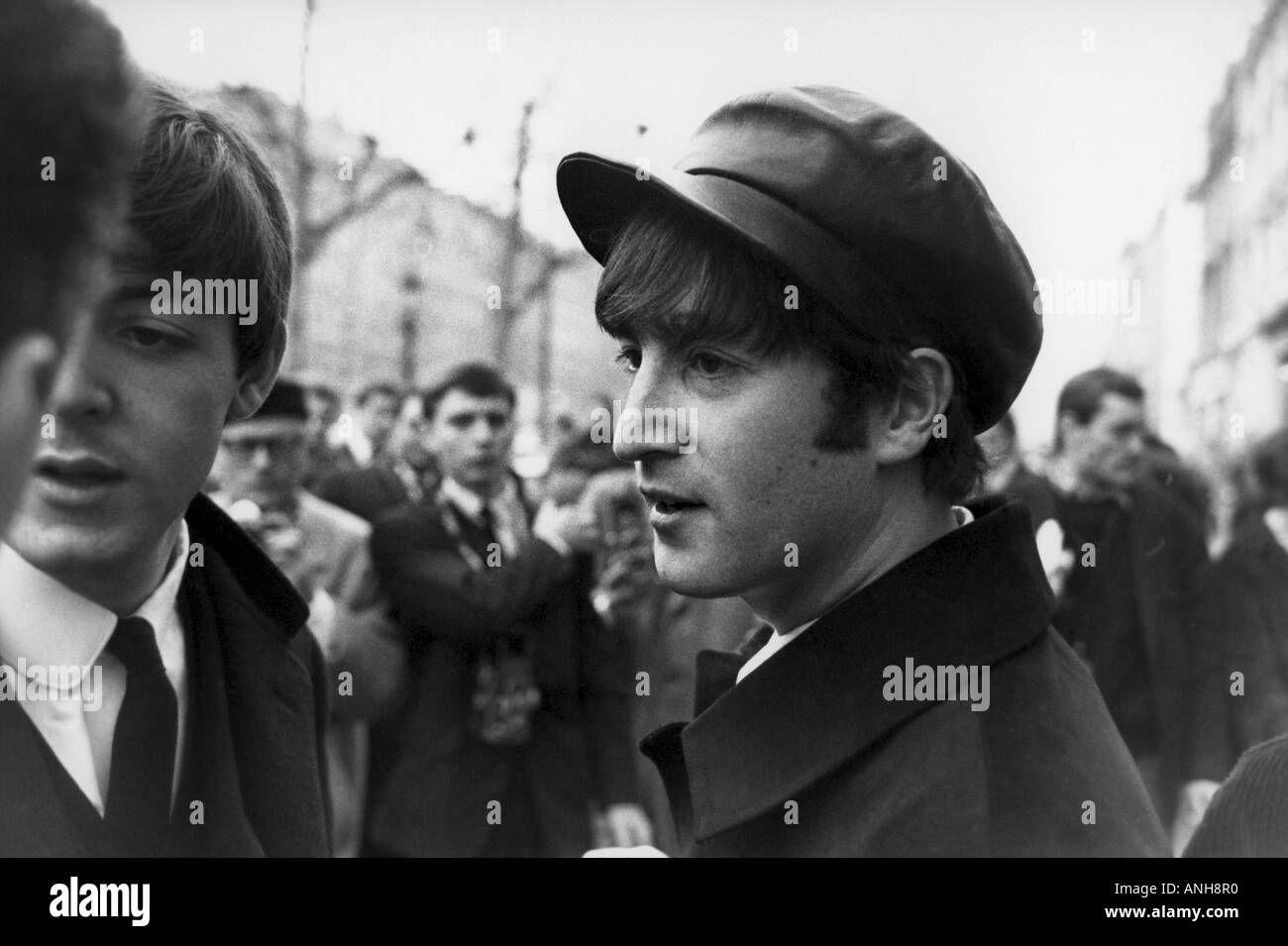 BEATLES Paul e John sugli Champs Elysee durante una visita a Parigi nel gennaio 1964 Foto Stock
