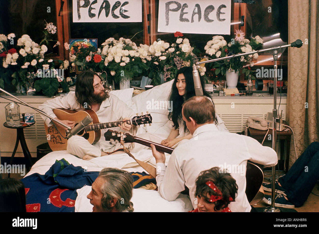 BEATLES John Lennon e Yoko Ono presso il loro letto In presso la Queen Elizabeth Hotel a Montreal nel 1969 Foto Stock