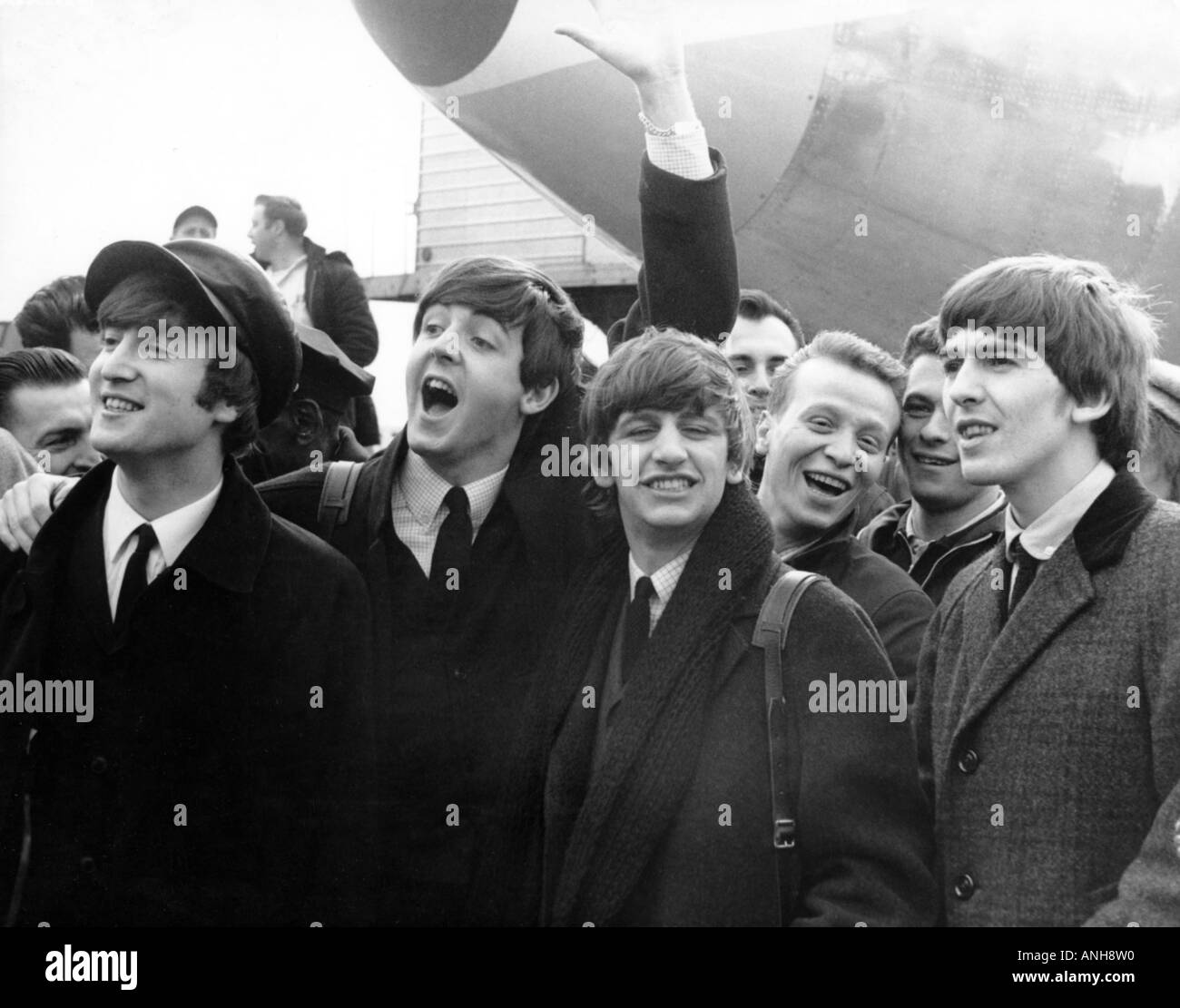 BEATLES arrivando all'aeroporto di Heathrow di Londra 22 Feb 1964 dopo il loro primo viaggio negli USA Foto Stock