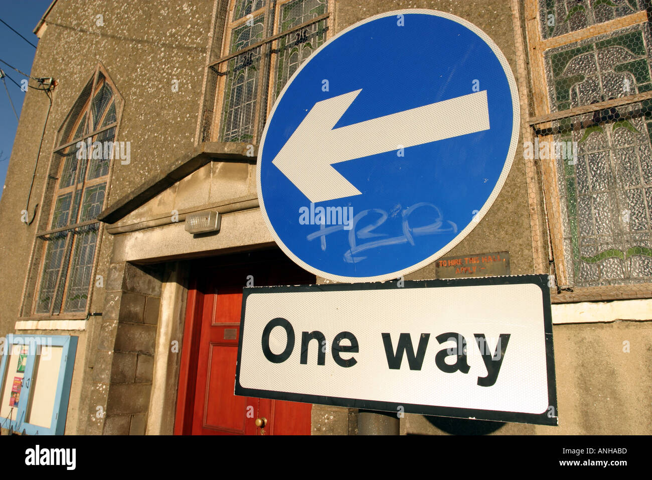 Un cartello stradale al di fuori di una chiesa che indica una strada di Dio  Foto stock - Alamy