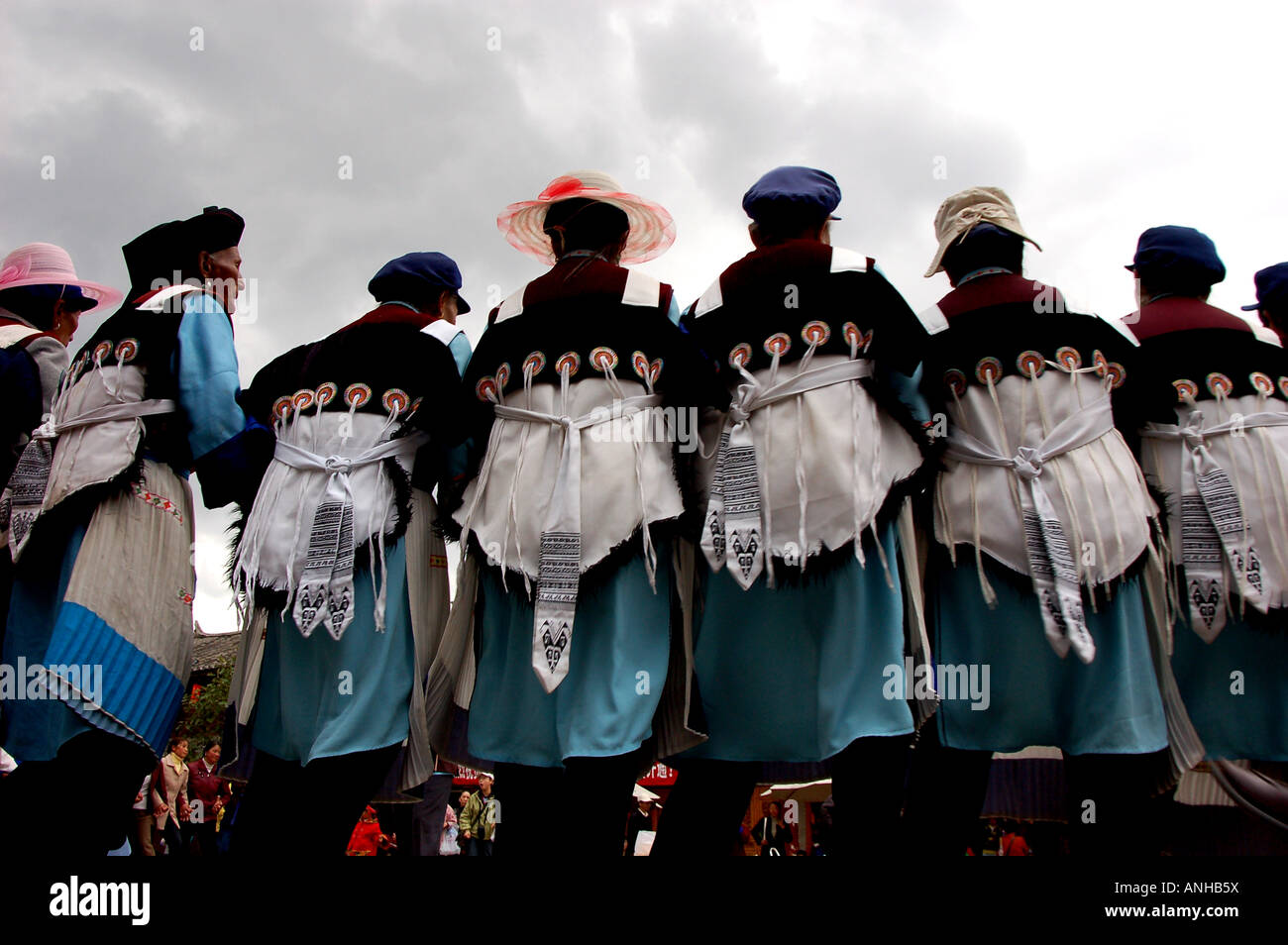 Ballare le donne a Lijiang,nella provincia dello Yunnan Foto Stock
