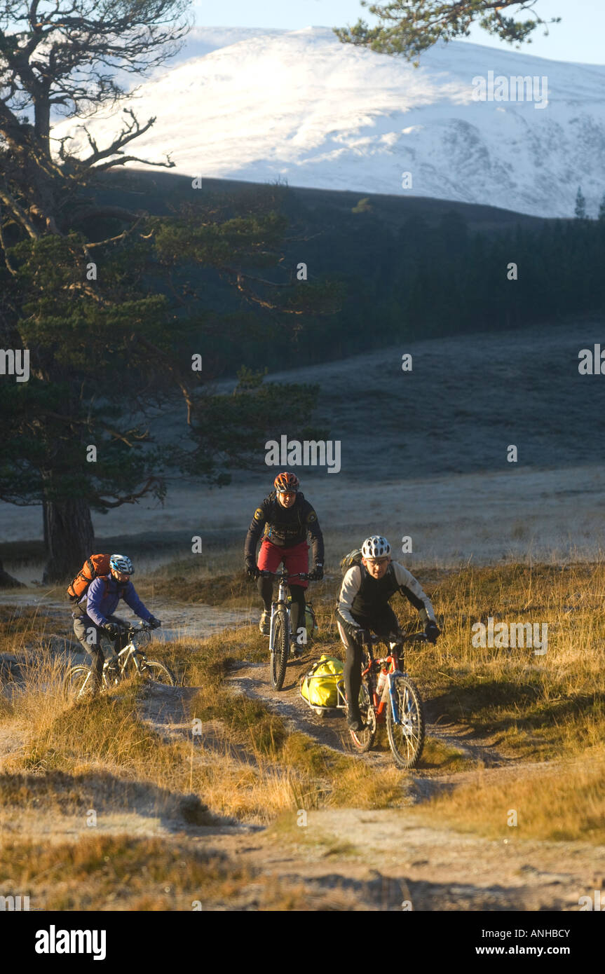 Bikepacking nei Cairngorms in inverno Foto Stock