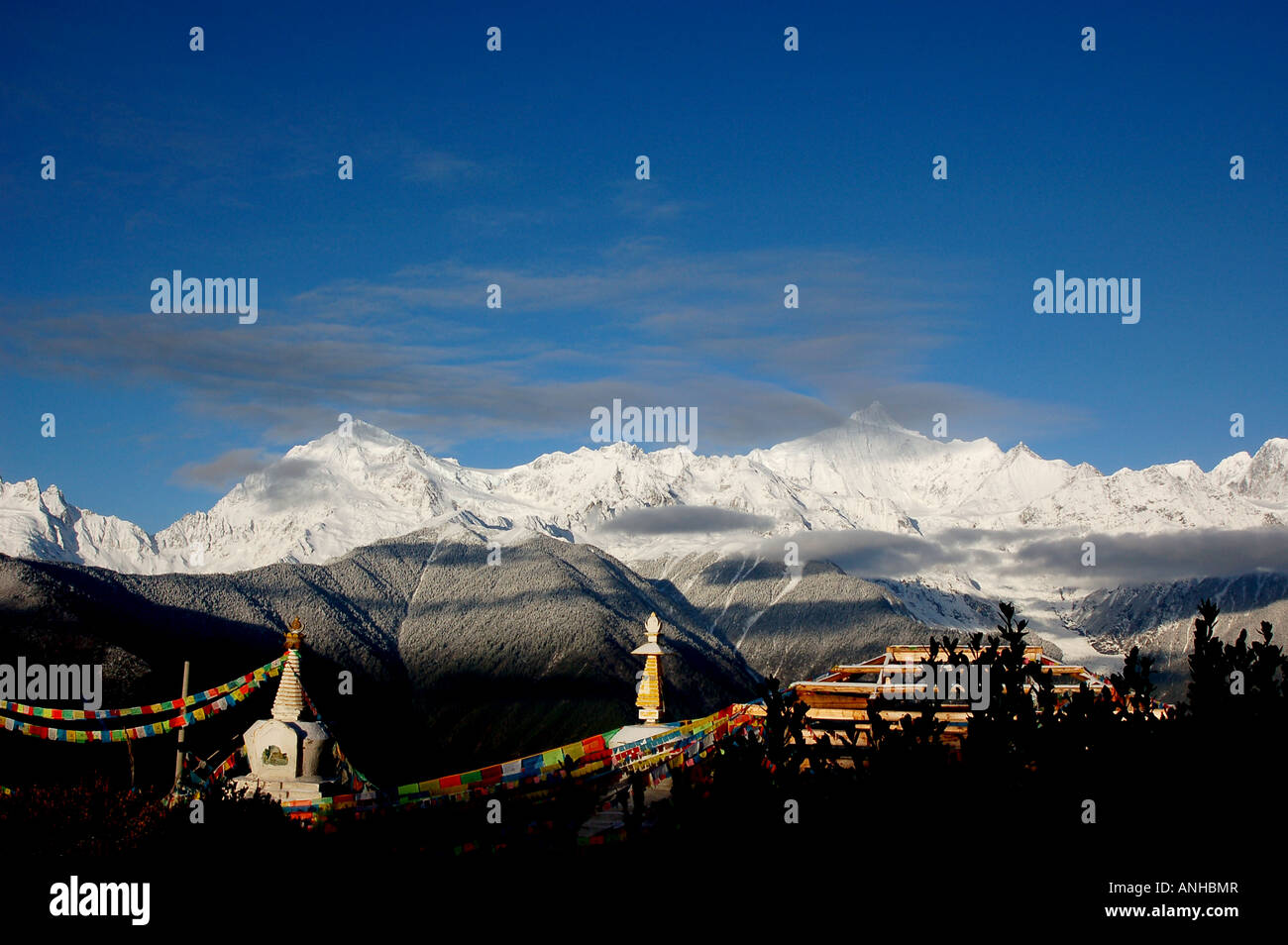 Una fila di stupa vicino al cosiddetto 'Shangri la ', Yunnan,Cina Foto Stock