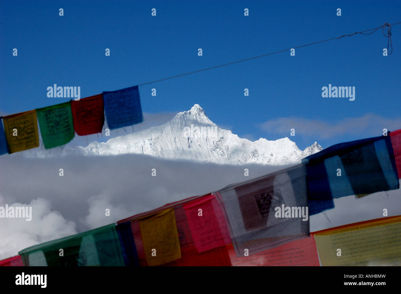 Una fila di stupa vicino al cosiddetto 'Shangri la ', Yunnan,Cina Foto Stock