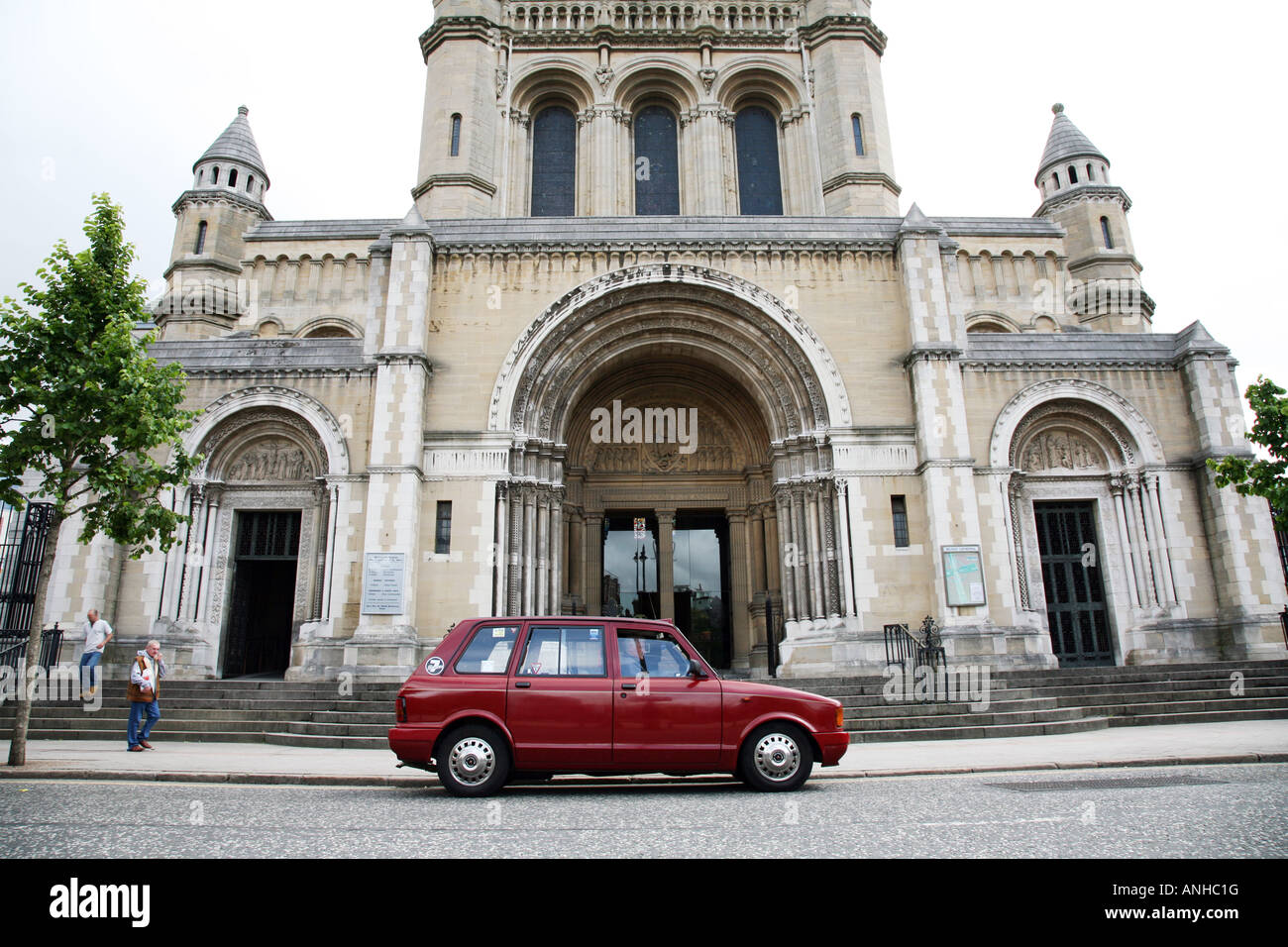 Belfast Black Taxi Tour fuori la cattedrale di Belfast nel quartiere della Cattedrale di Belfast Co Antrim Irlanda del Nord Regno Unito Foto Stock