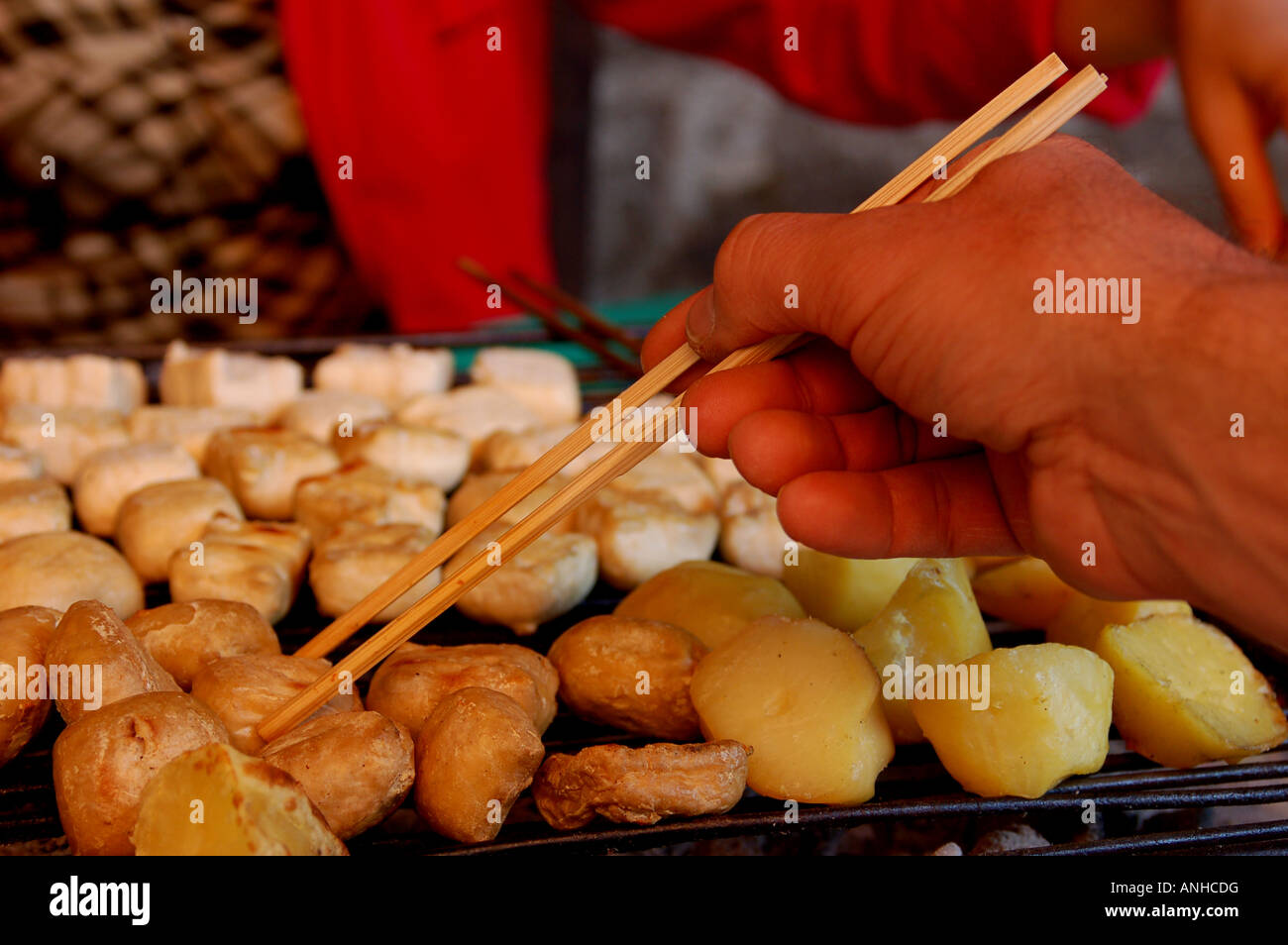 Un alimenti ricchi di proteine coagulate di da un estratto di soia ed utilizzati nelle insalate e vari cibi cotti. Foto Stock