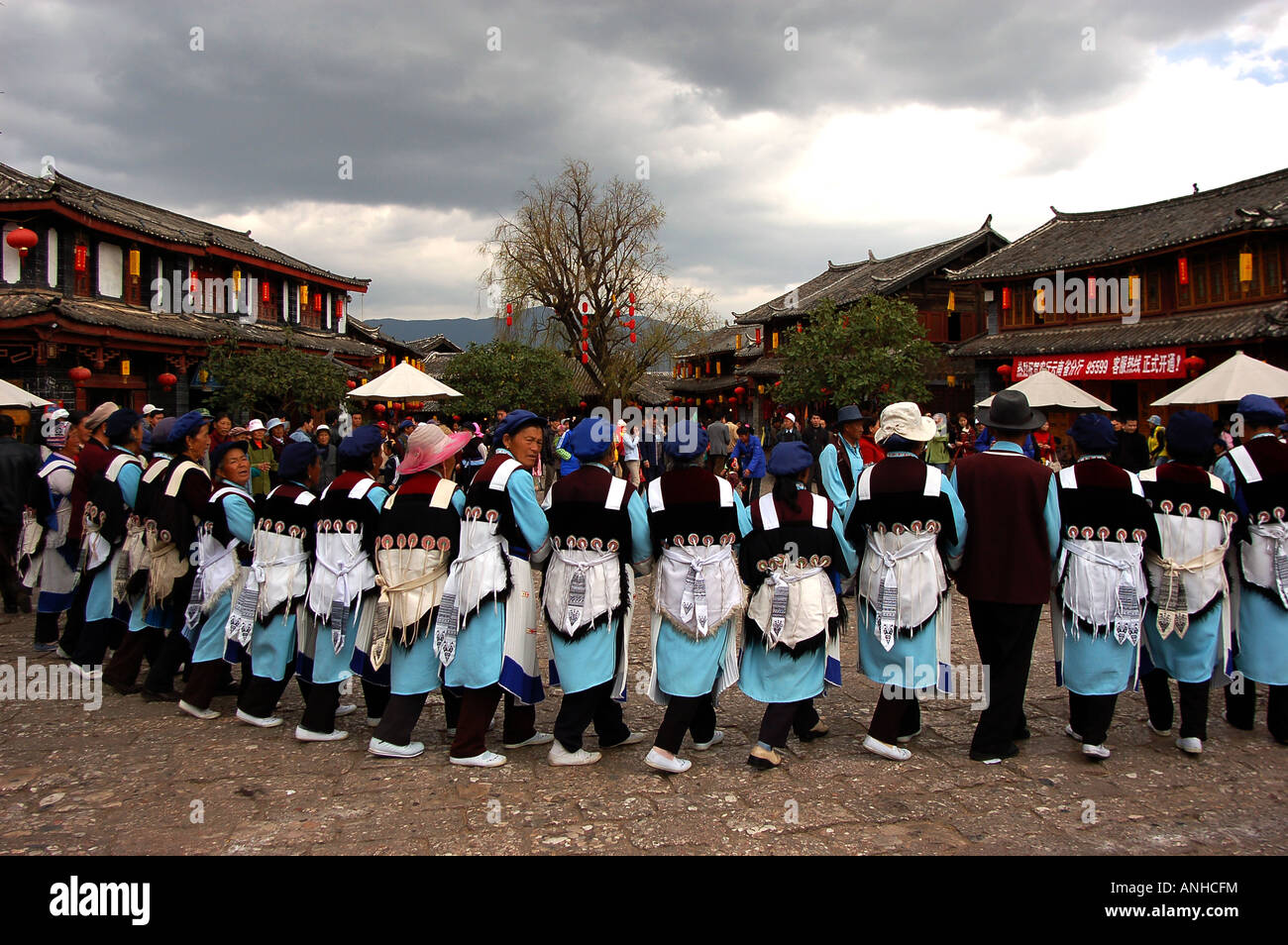 Ballare le donne a Lijiang,nella provincia dello Yunnan Foto Stock