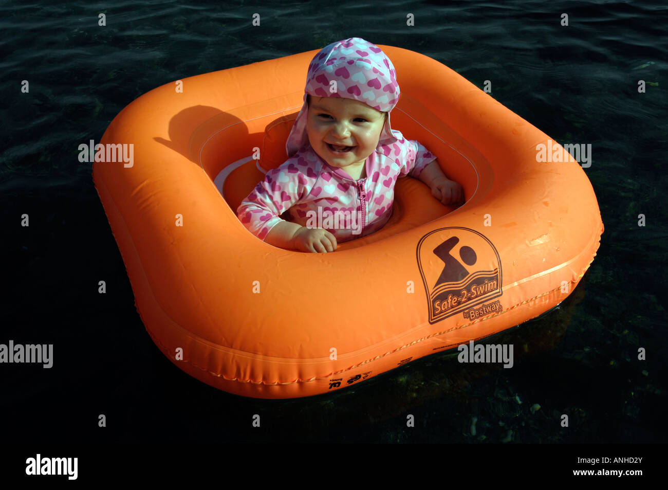 Baby girl orange salvagente anello di gomma Oceano Mare Viaggi turismo vacanze la libertà di svago spensierato in orizzontale Foto Stock