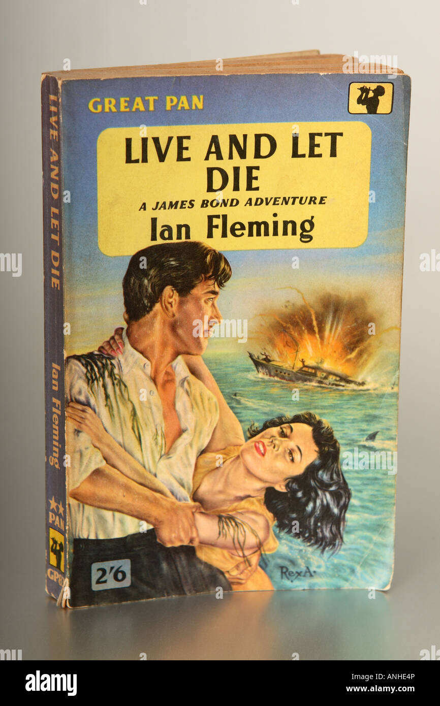 Vecchio 1960s originale di James Bond libro in brossura copre autore Ian Fleming pubblicato da Pan libri Foto Stock