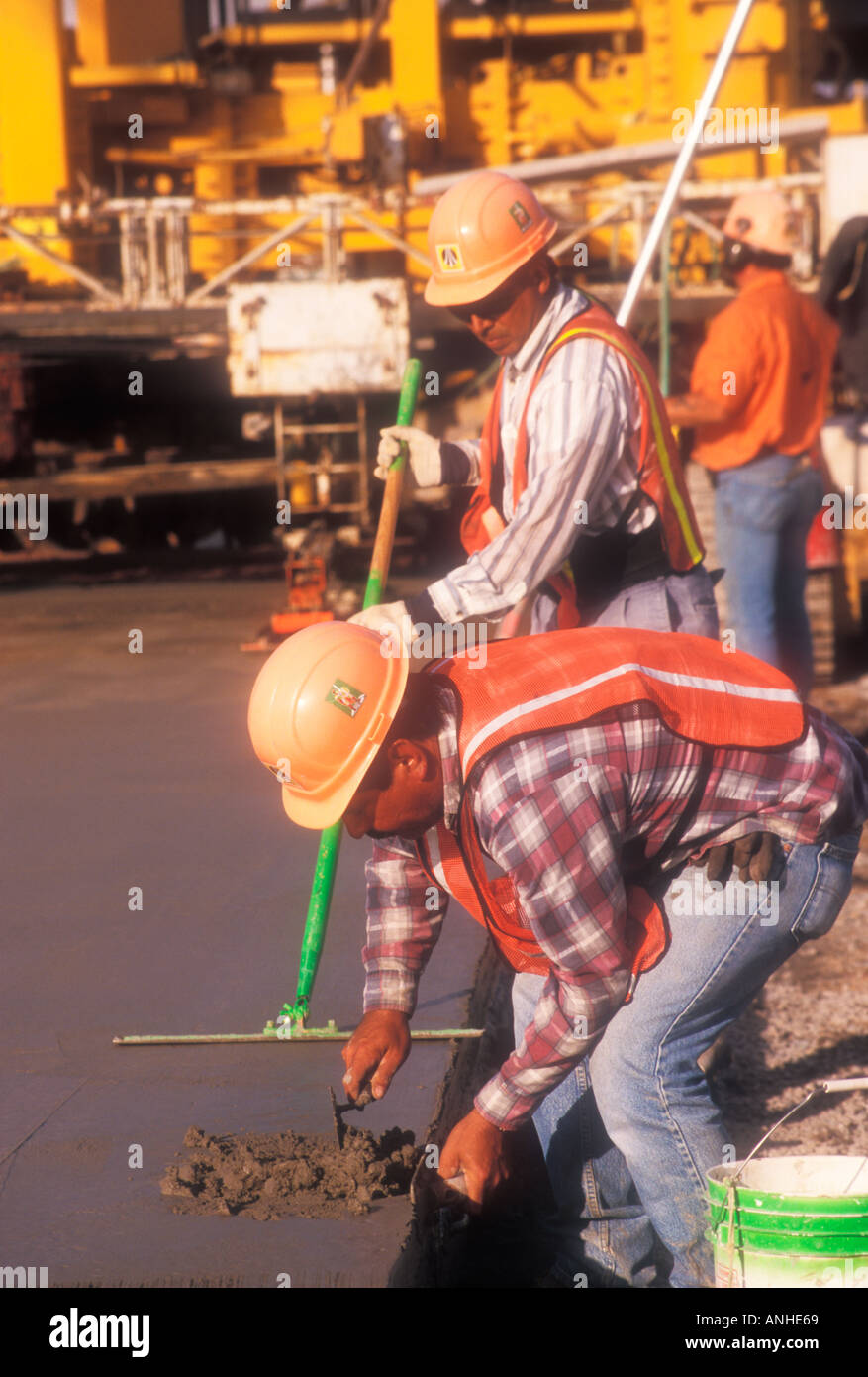 Lavoratori ricostruire Interstate Highway in Detroit Foto Stock