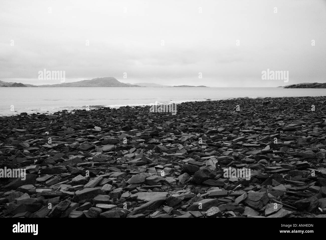 Spiaggia ghiaiosa nelle vicinanze Ellenabeich Foto Stock