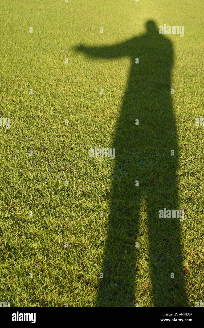 Silhouette di un uomo rivolto nel tardo pomeriggio di sole Foto Stock