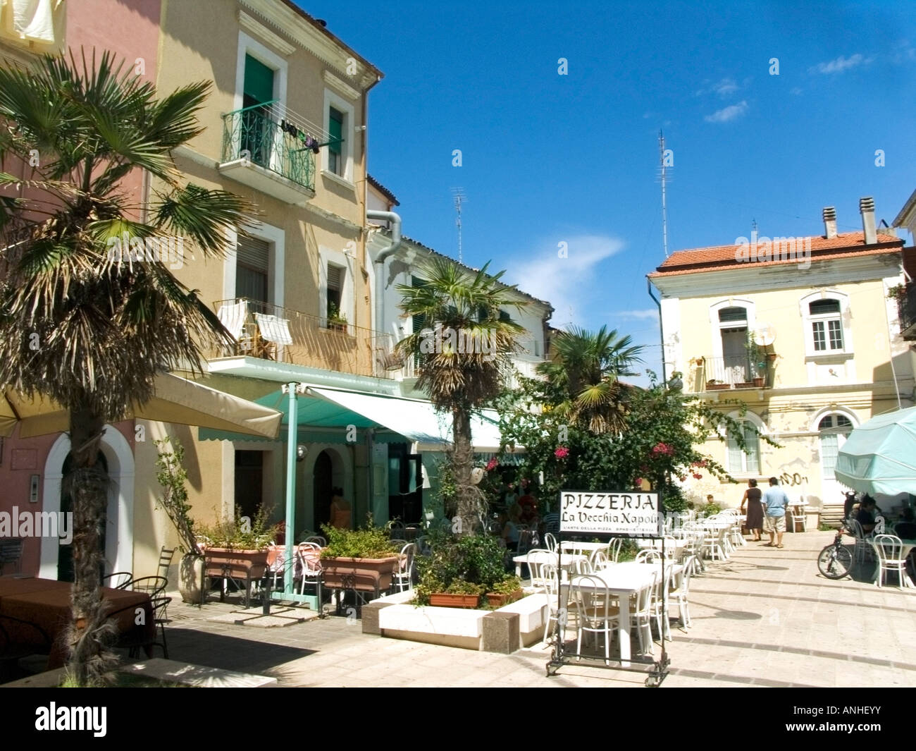 Termoli piazza centrale con ristorante e pizzeria abbruzzo italia Foto Stock