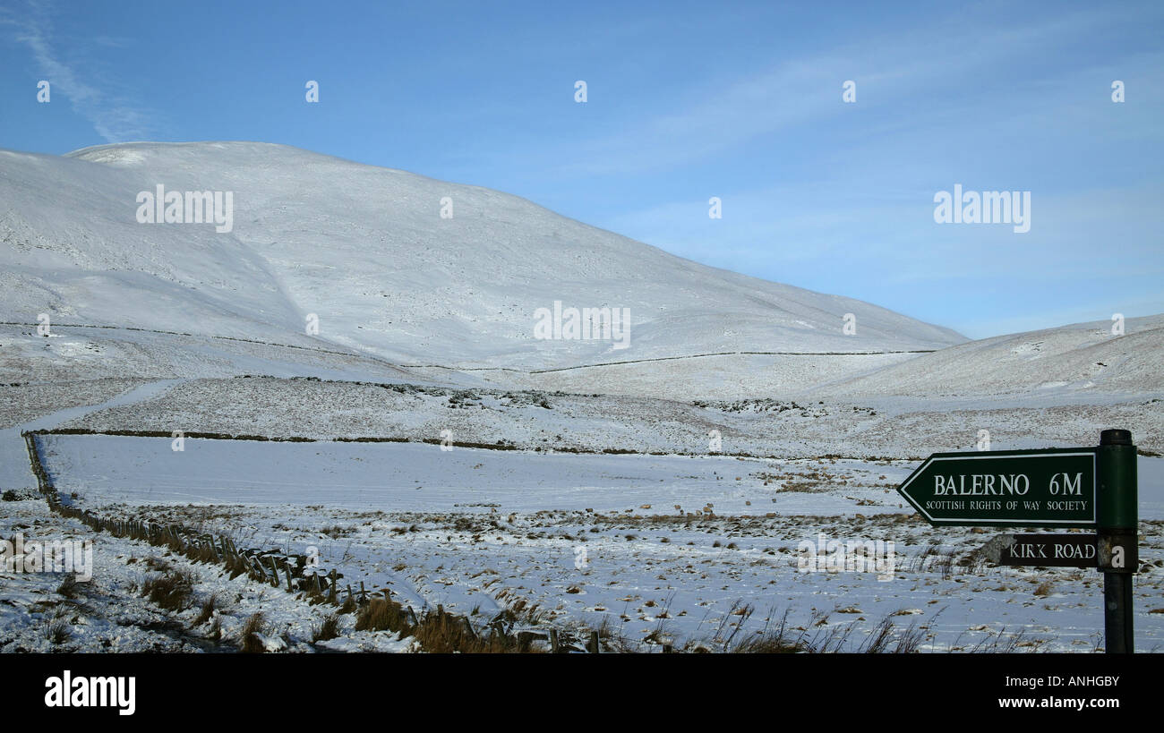 Orientamento per la direzione di puntamento per Balerno con coperta di neve Pentland Hills in background, Midlothian, Scotland, Regno Unito, Europa Foto Stock