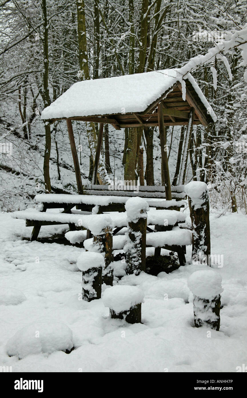 Studio monocromatica di una coperta di neve picnic tavolo e sedie, Flotterstone Glen, Midlothian, Scotland, Regno Unito, Europa Foto Stock