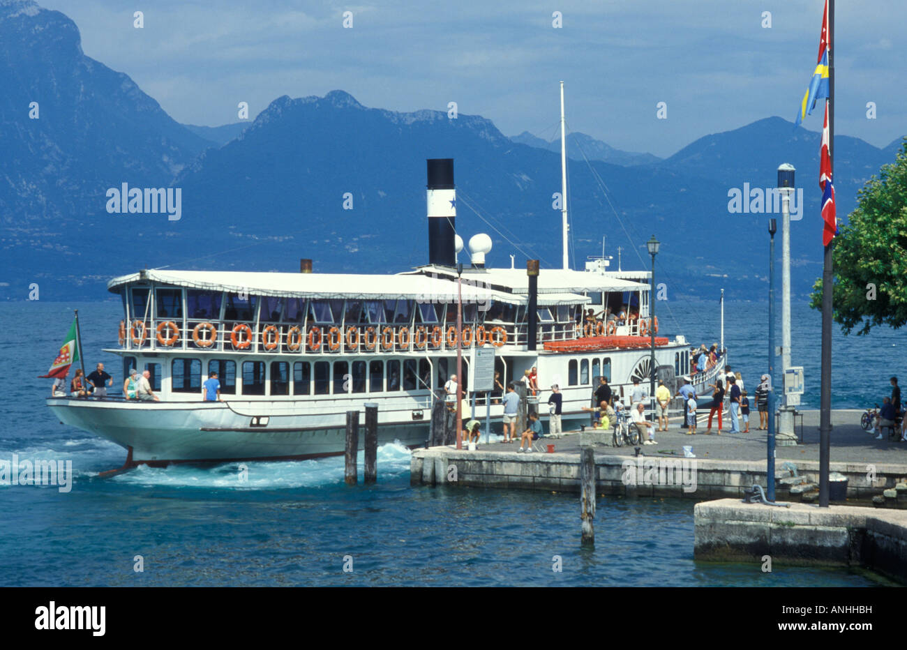 Paddlesteamer presso il luogo di atterraggio a Torri del Benaco sul Lago di Garda Italia Europa Foto Stock