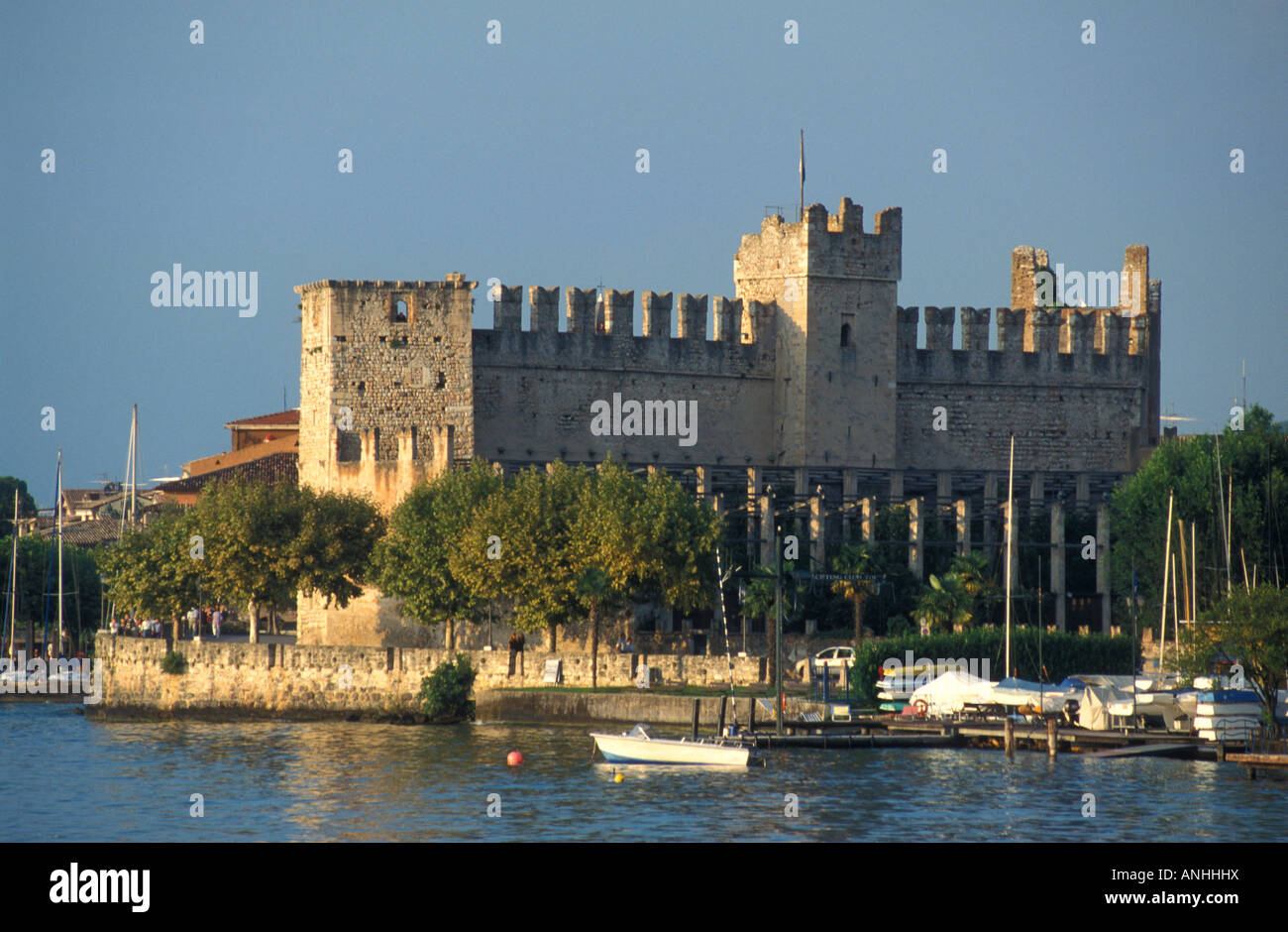 Località balneare di Torri del Benaco con la fortezza Scaligero a Lago di Garda Italia Europa Foto Stock