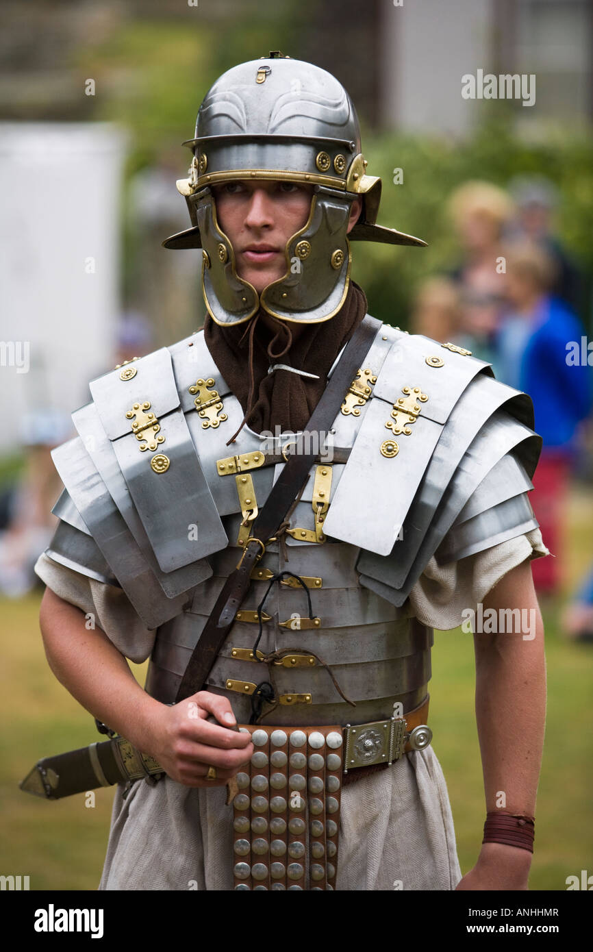 Uomo vestito come un soldato romano, Chedworth Villa, Gloucestershire, Regno Unito Foto Stock