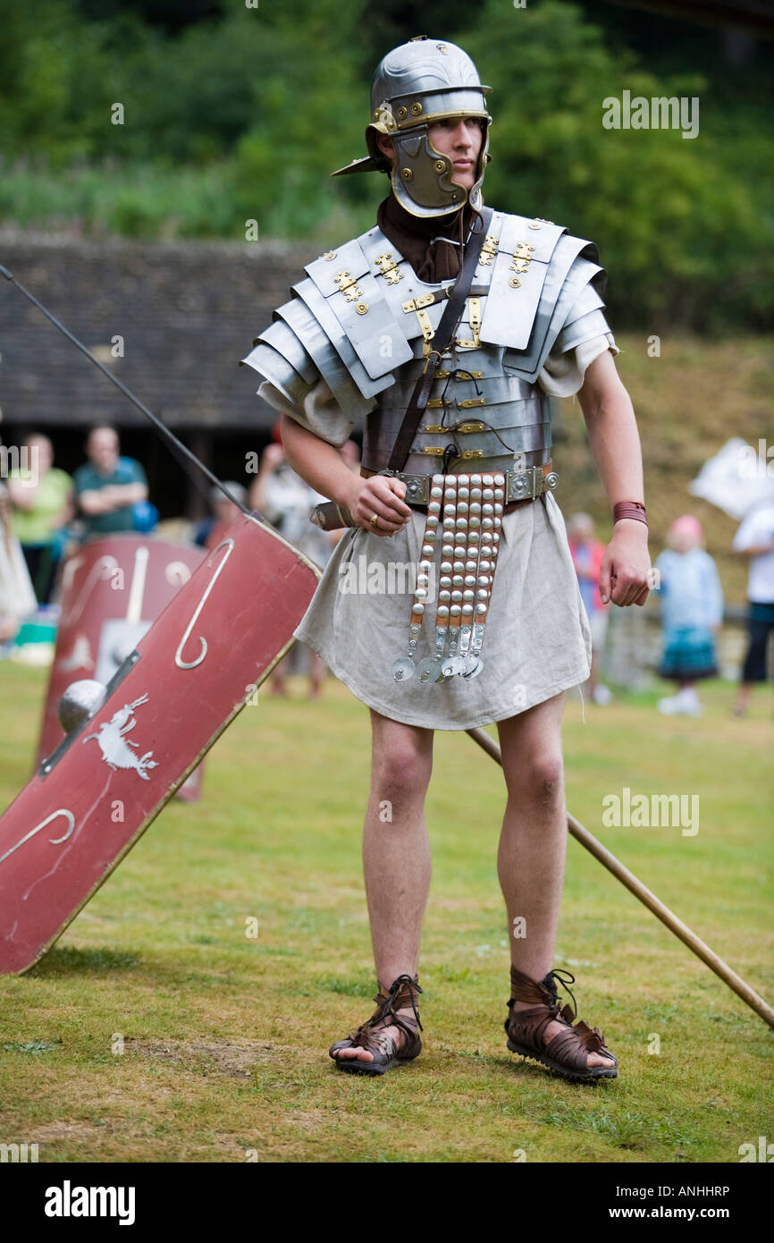 Uomo vestito come un soldato romano, Chedworth Villa, Gloucestershire, Regno Unito Foto Stock